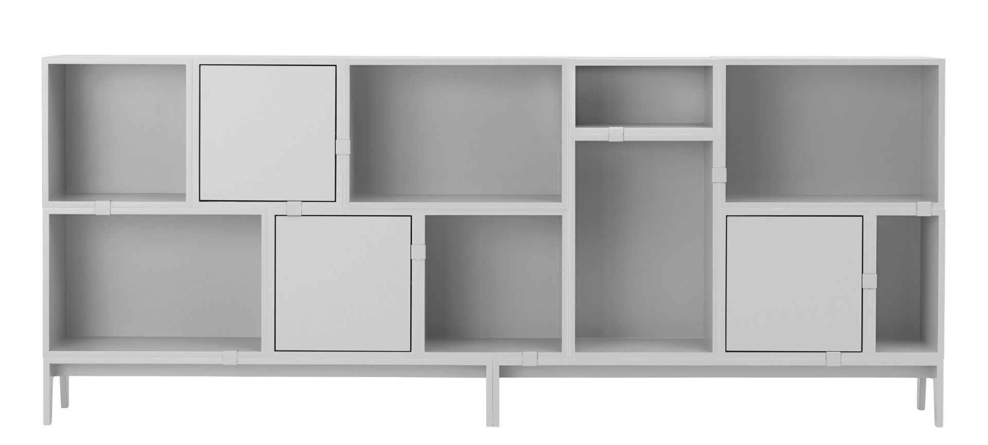 Hellgraues Stacked Regalsystem von Muuto mit offenen und geschlossenen Fächern für moderne Wohnraumgestaltung.