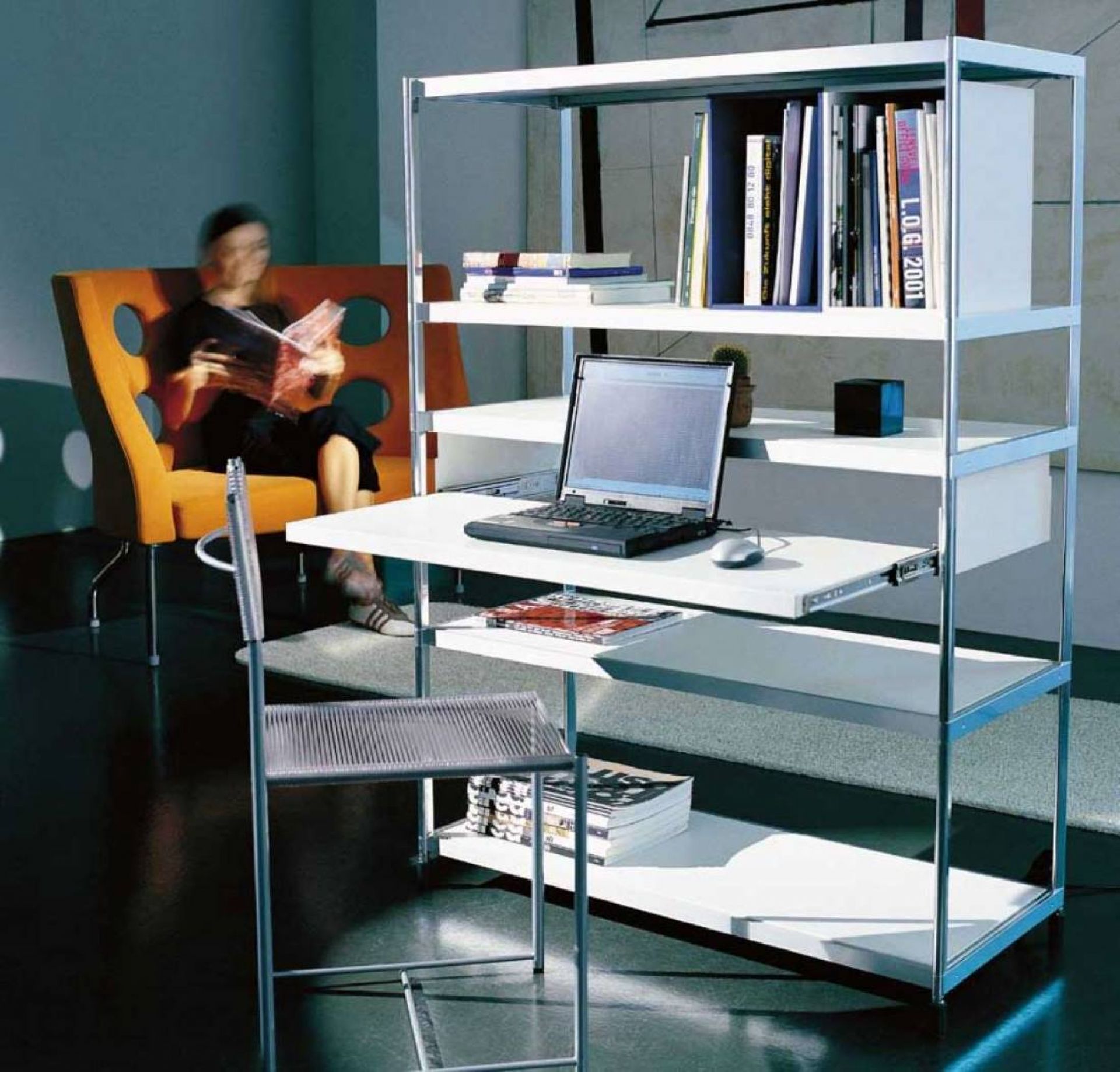 Spaghetti Chair 101, schwarzer Stuhl mit transparenter Sitzfläche, modernes Designmöbel für Wohnraum und Büro.