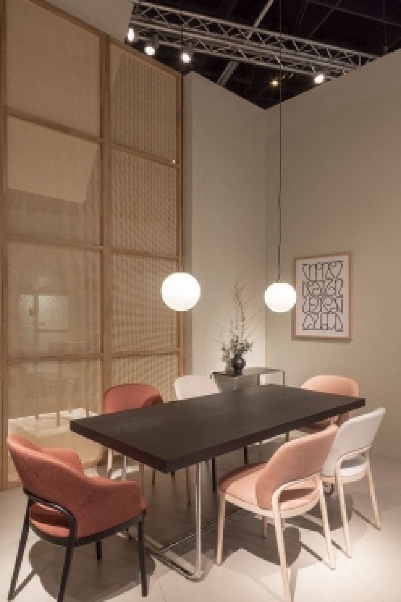 520 PF Thonet Polsterstuhl in Rosa und Weiß um einen Esstisch mit Pendelleuchten.