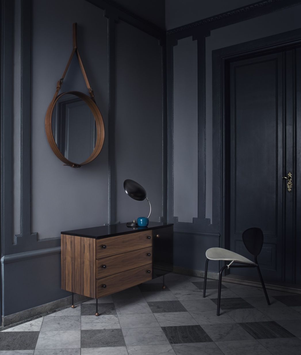 Elegantes Gubi Sideboard 62 mit drei Schubladen und schwarzer Glasplatte im stilvollen Interieur.