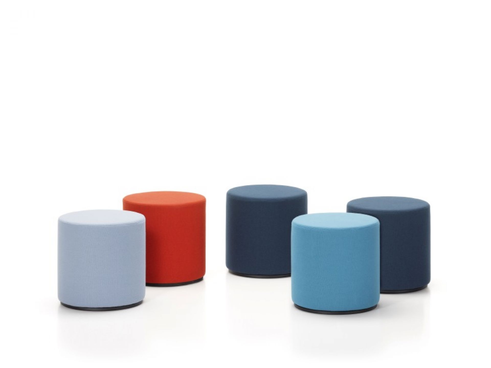 Fünf farbige, zylinderförmige Visiona Stool Hocker von Vitra in Blau, Rot und Hellblau.