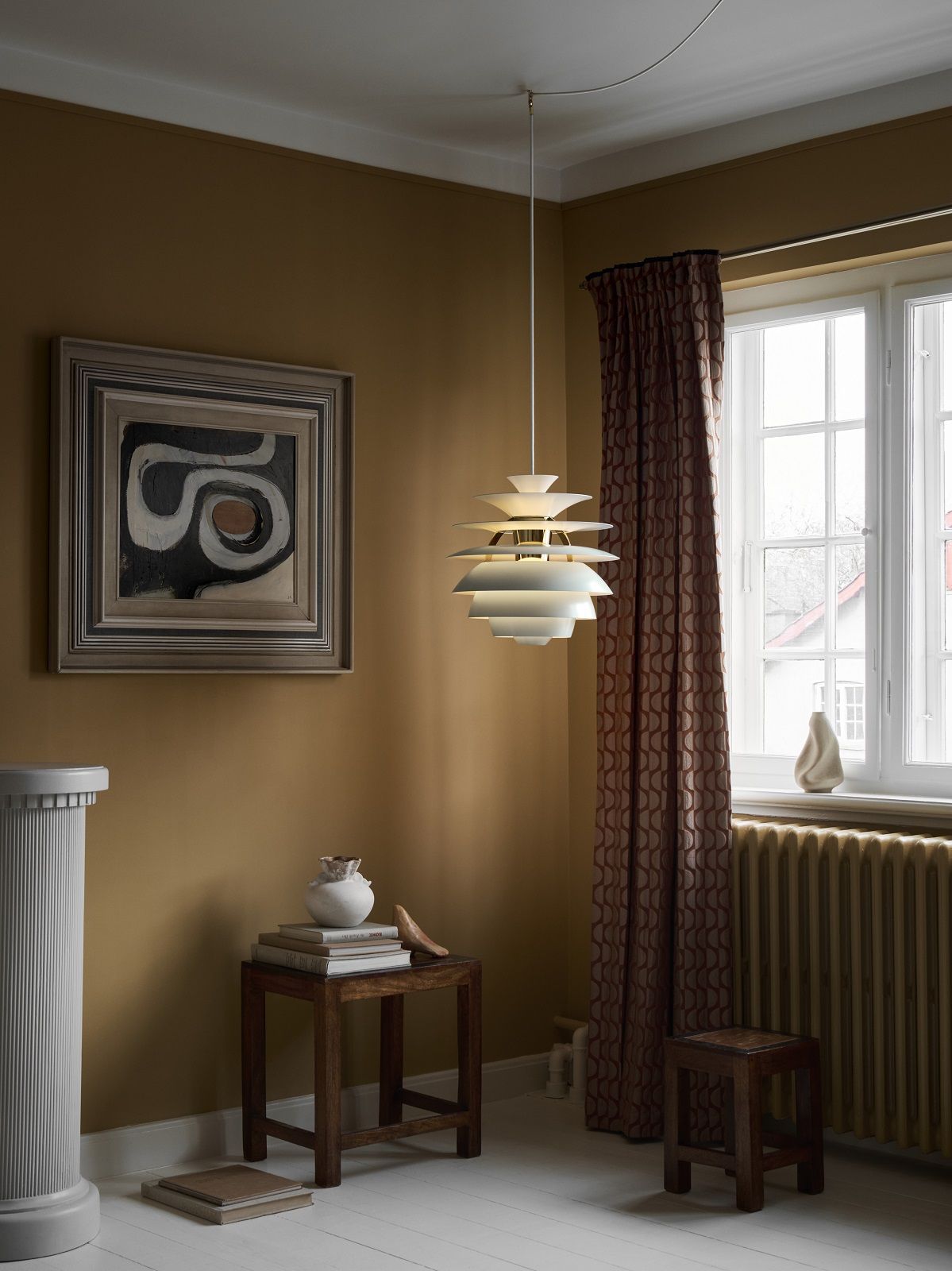 Nahaufnahme der PH Snowball Pendelleuchte Dusty Louis Poulsen in einem stilvollen Wohnzimmer.