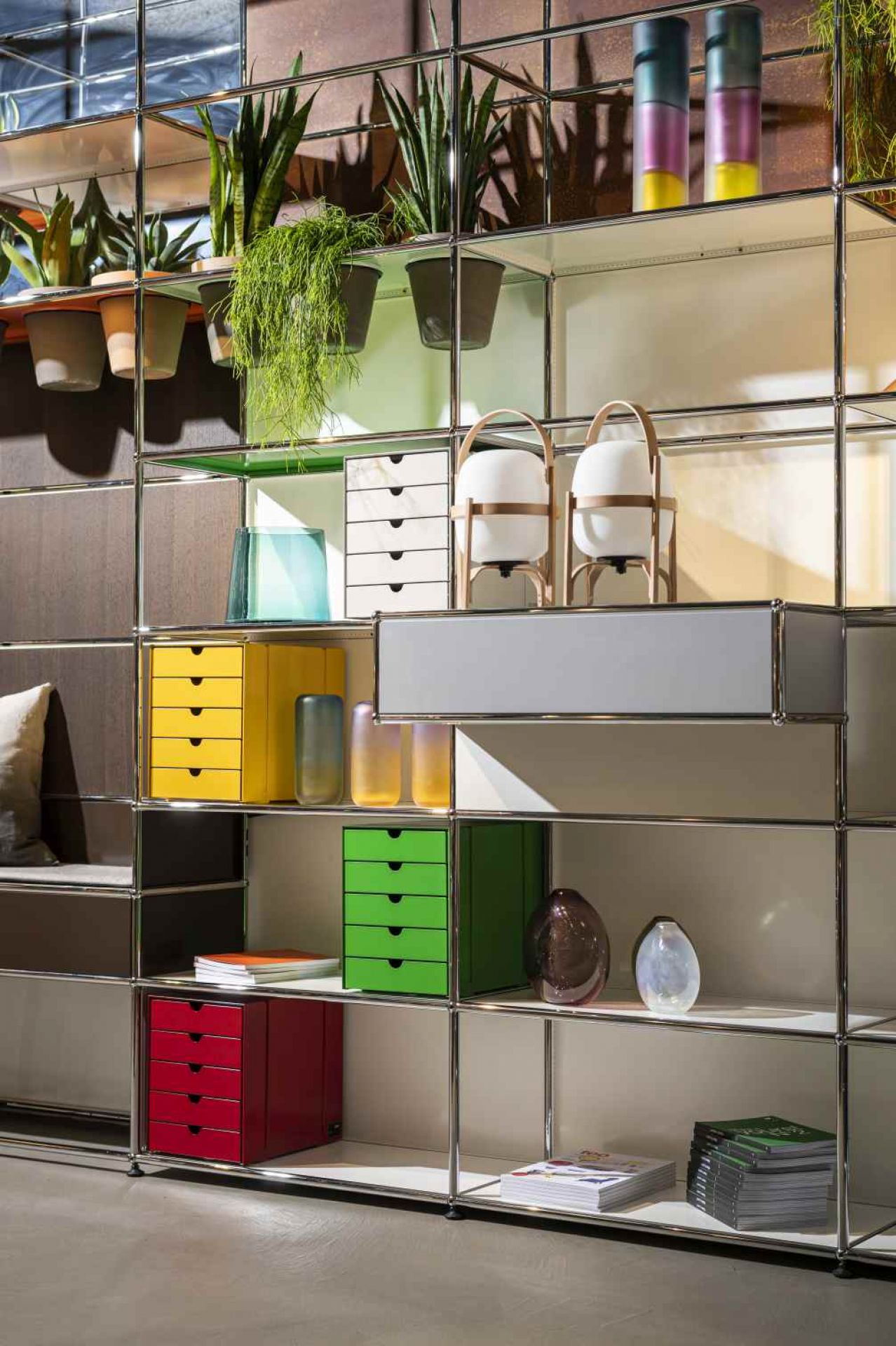 Detailaufnahme eines USM Haller Regals mit Inos Kastensets in Goldgelb, Rot, Grün und Weiß für das Home Office.