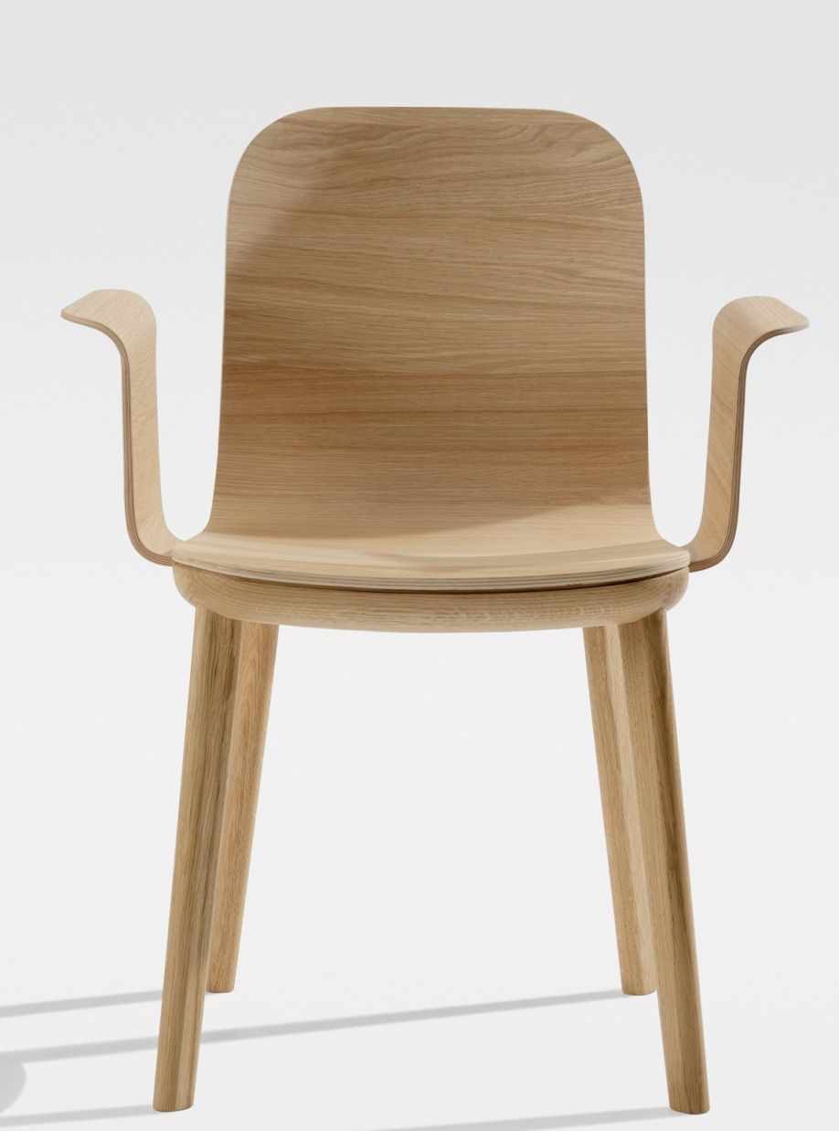 Aeon Comfort Chair Armlehnstuhl von Zeitraum, moderner Holzstuhl mit Armlehnen in heller Holzoptik, Frontansicht.