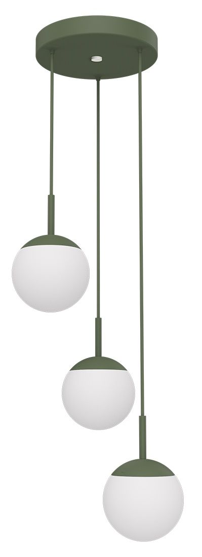 Mooon Pendelleuchte von Fermob in Grün mit drei runden, weißen Lampenschirmen und filigranen Aufhängungen.
