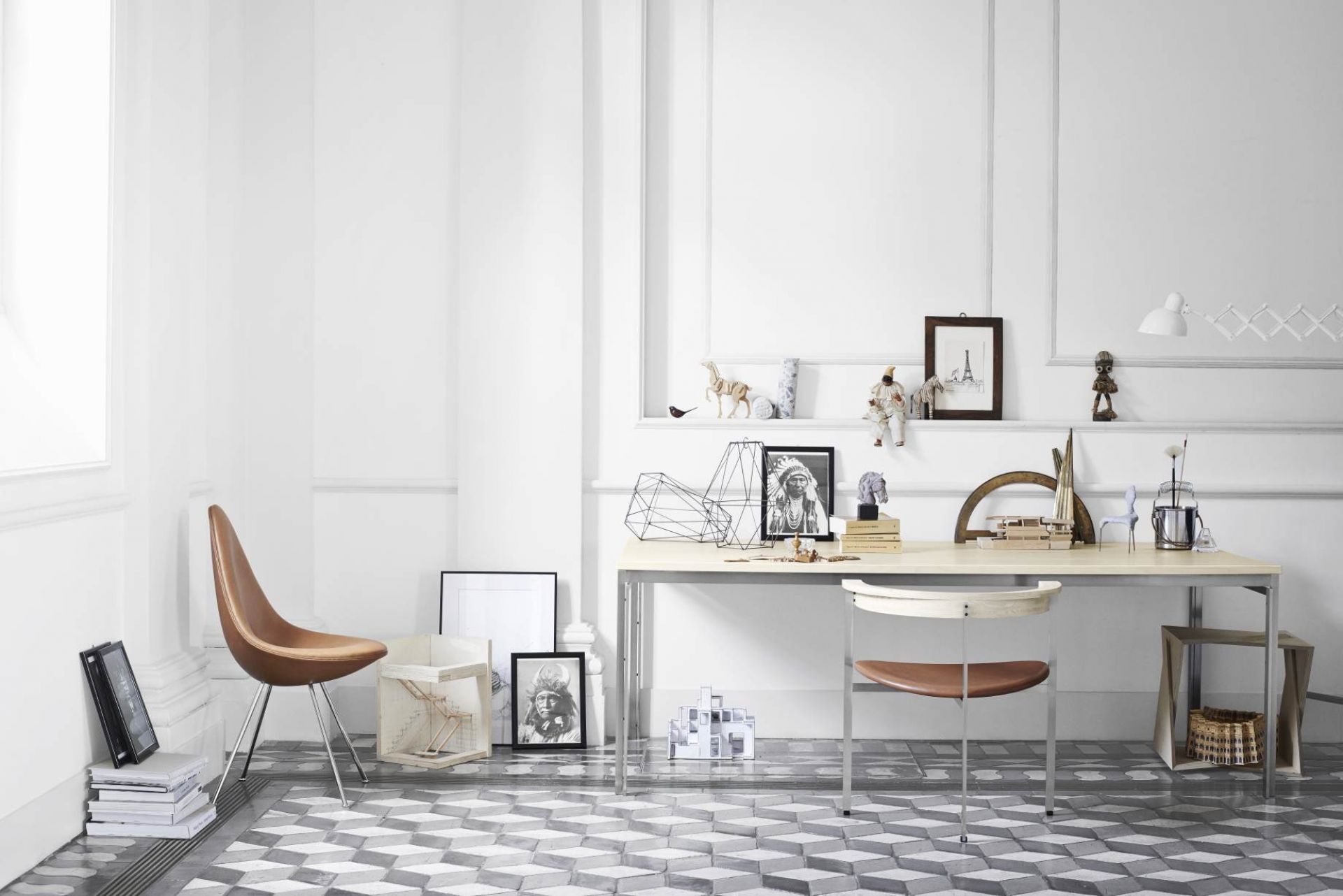 Heller Raum mit PK51 Esstisch von Fritz Hansen, Stühlen, Dekoration und geometrischem Fliesenmuster.