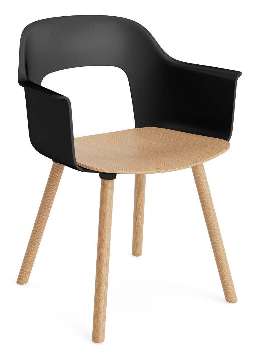 Hay Armlehnstuhl Layout Armchair 222 mit schwarzer Sitzschale und hellem Holzgestell, modernes Design für Wohnzimmer.