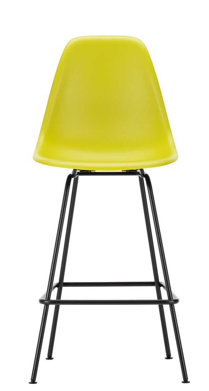 Gelber Eames Plastic Bar Stool von Vitra mit schwarzem Metallgestell, Frontansicht. Moderner Design-Barhocker.