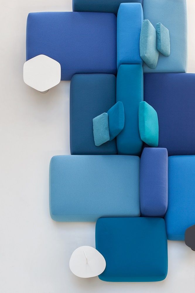 Ansicht von oben: Modularer blauer PLUS D210 Pouf mit Beistelltischen, moderne Sitzmöbel für Wohnzimmer und Büro.