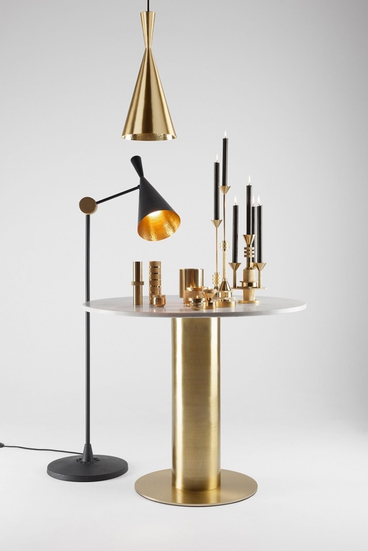 Tom Dixon Beat Tall Pendelleuchte in Gold, mit Stehlampe und Tischleuchtern auf Marmortisch.