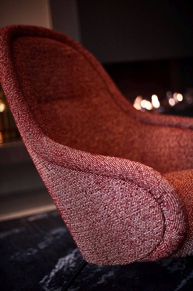 Detailaufnahme des Ona Lounge Sessels von Freifrau Manufaktur in Rot, moderner Design Sessel.
