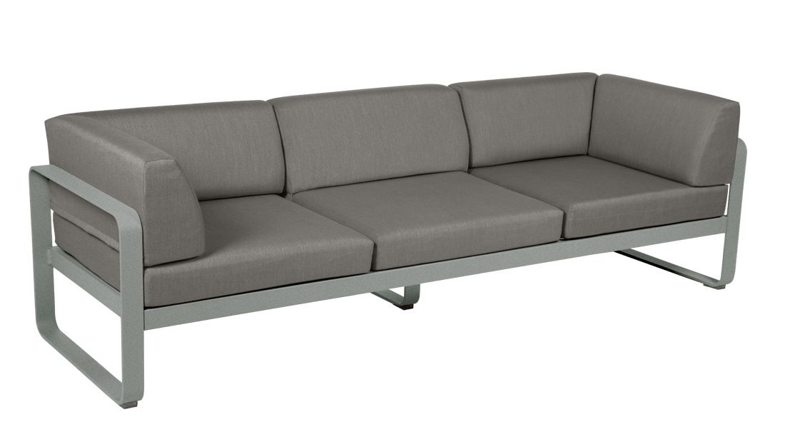 Graues Bellevie Outdoor Sofa von Fermob, modernes 3-Sitzer Gartensofa mit Aluminiumrahmen und bequemen Polstern.