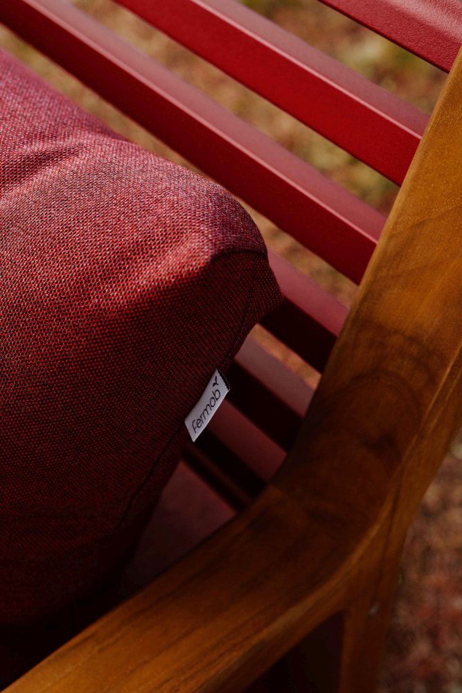 Detailaufnahme: Rotes Kissen mit Fermob-Logo auf einem Somerset Outdoor Sofa. Gartenmöbel für Terrasse.
