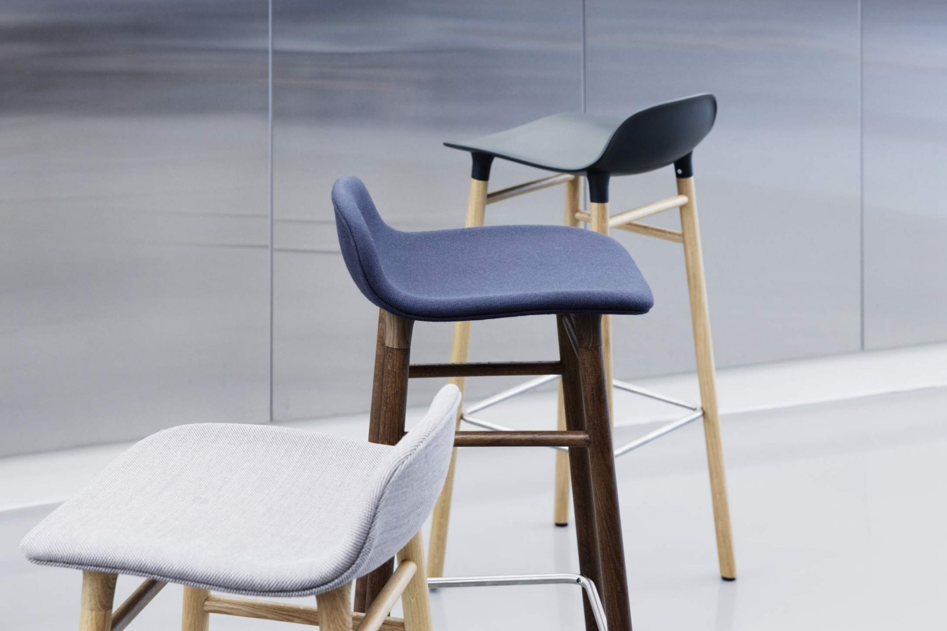 Drei Form Barhocker H 75 cm von Normann Copenhagen in Grau, Blau und Weiß.