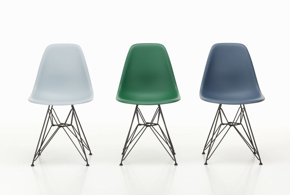Drei Eames Stühle von Vitra in Blau, Grün und Grau mit schwarzem Untergestell.