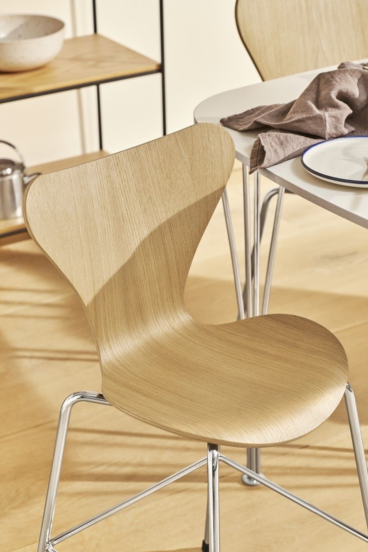 Nahaufnahme: Series 7 Junior Kinderhochstuhl von Fritz Hansen, Eiche natur mit Chromgestell.