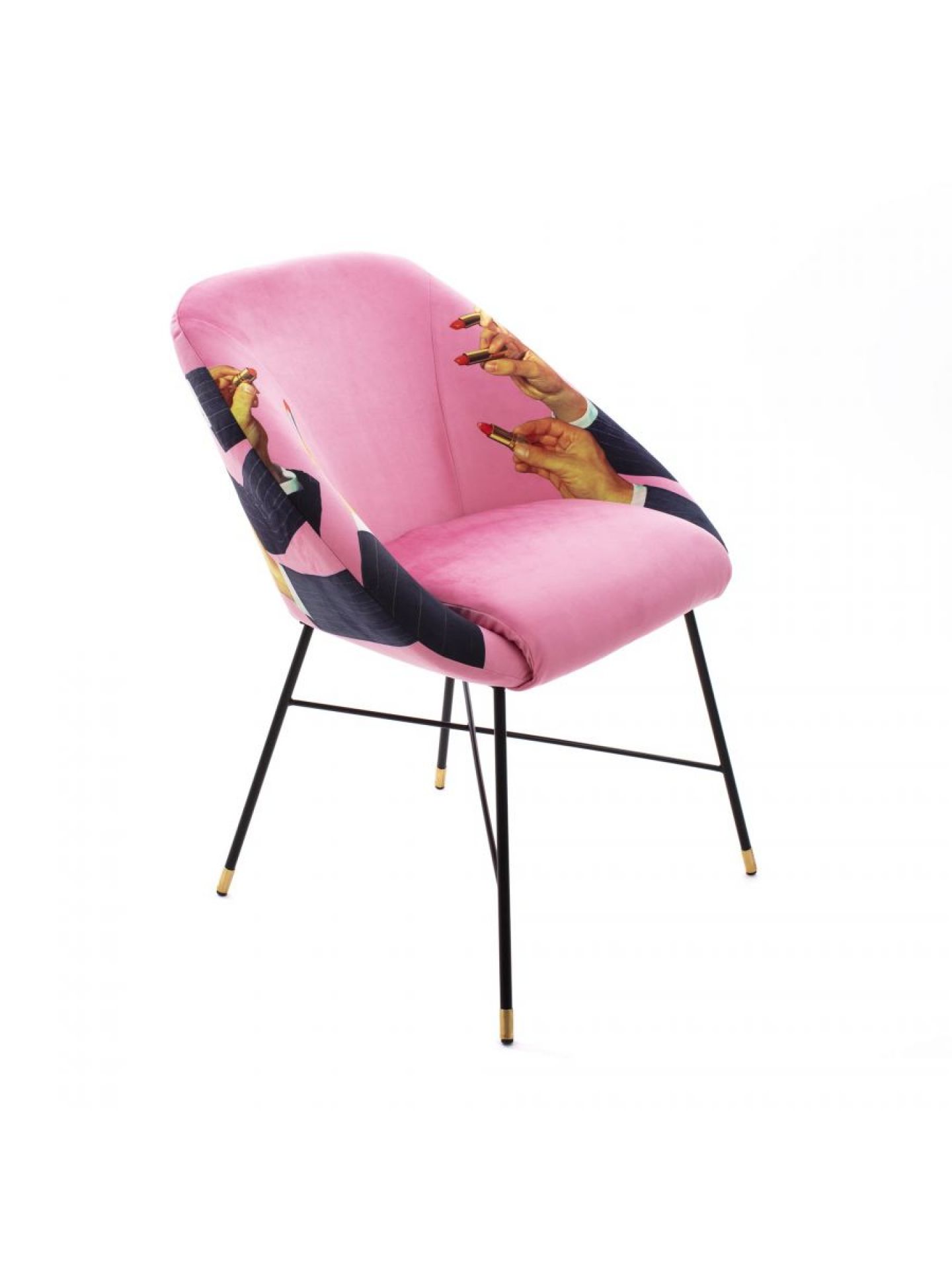Toiletpaper Seletti Stuhl: Rosa Polstersessel mit Lippenstift-Motiv und schwarzen Metallbeinen auf weißem Hintergrund.