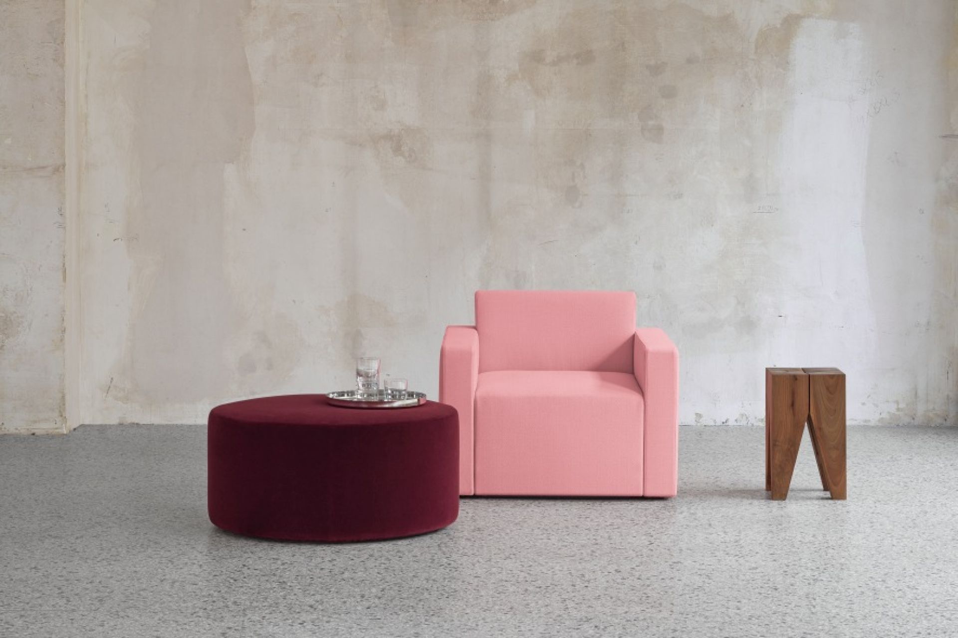SF06 Kerman Modulsofa von e15 in Rosa mit passendem Hocker und Beistelltisch aus Holz.