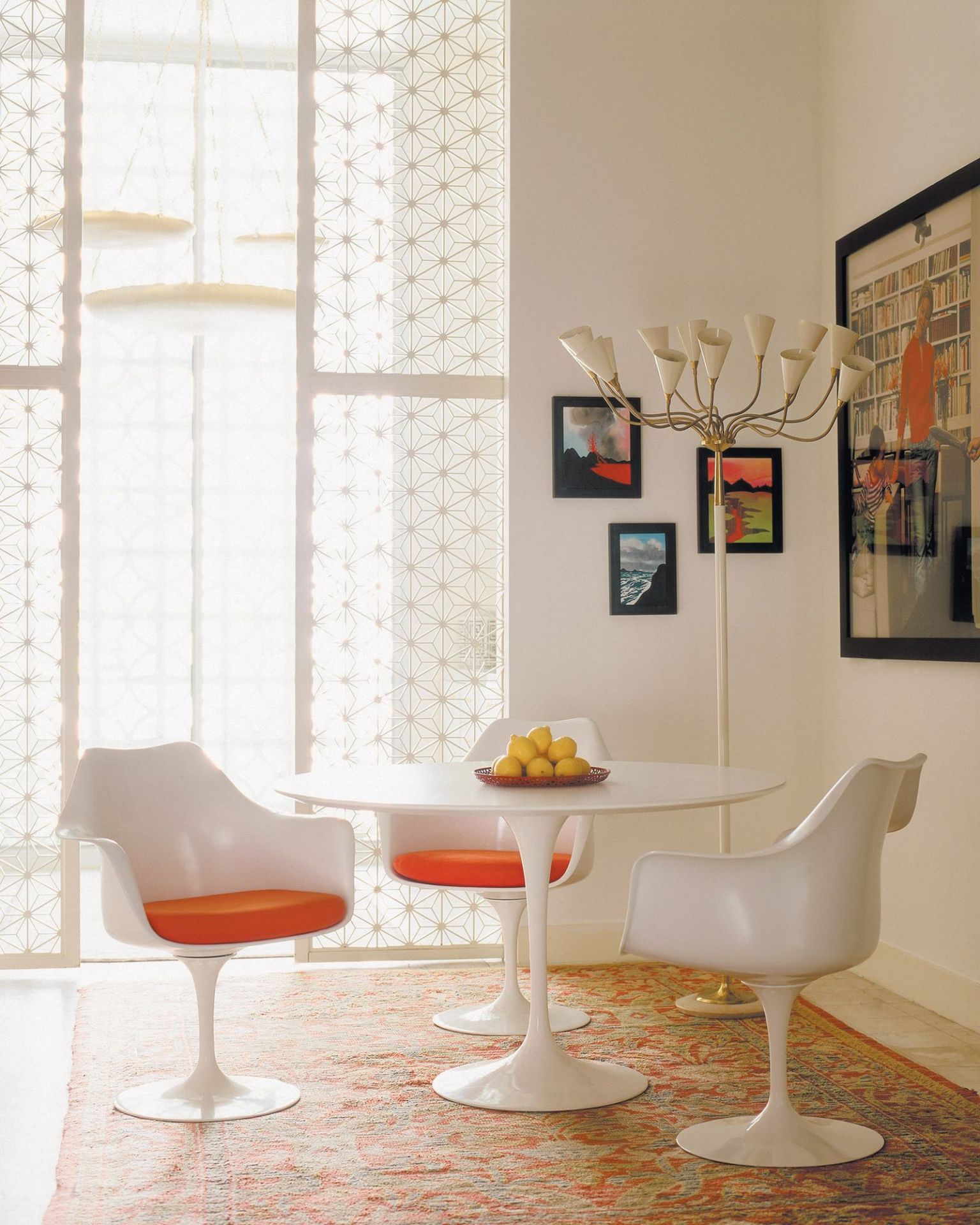 Weißer Saarinen Esstisch mit rundem Untergestell von Knoll International und passenden Armlehnstühlen in einem hellen Esszimmer.