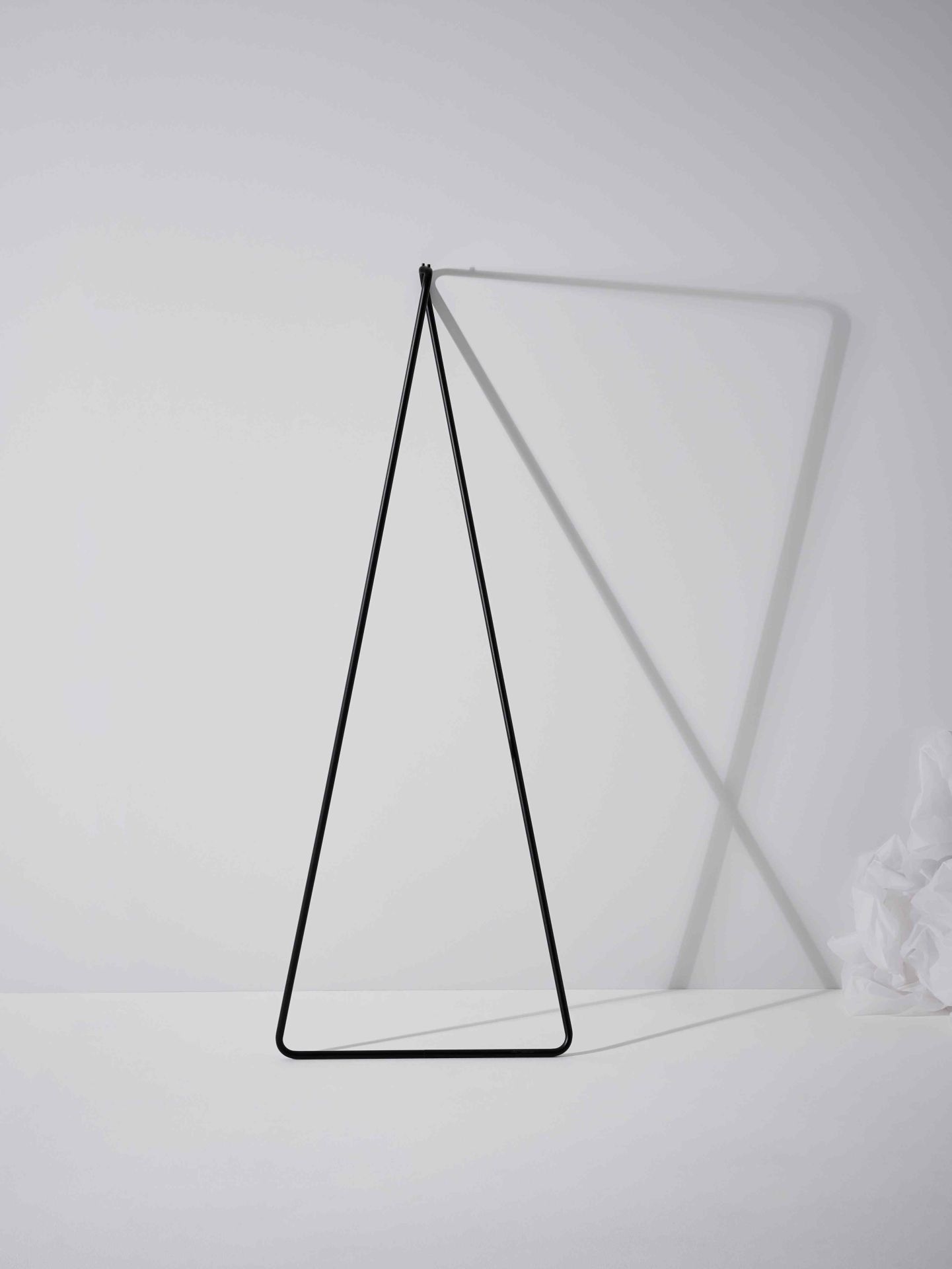 Schönbuch Linnea Wandgarderobe: Schwarze, dreieckige Garderobe aus Metall, minimalistisches Design für Flur und Eingangsbereich.