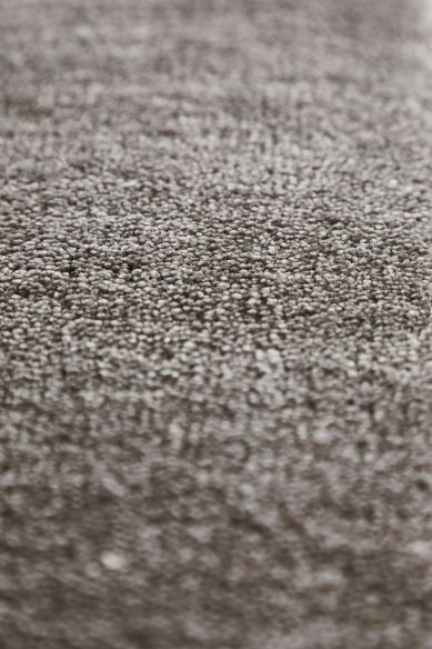 Detailaufnahme des grauen Tint Rug Teppichs von Woud, ein stilvoller Teppich für Wohnzimmer und Schlafzimmer.