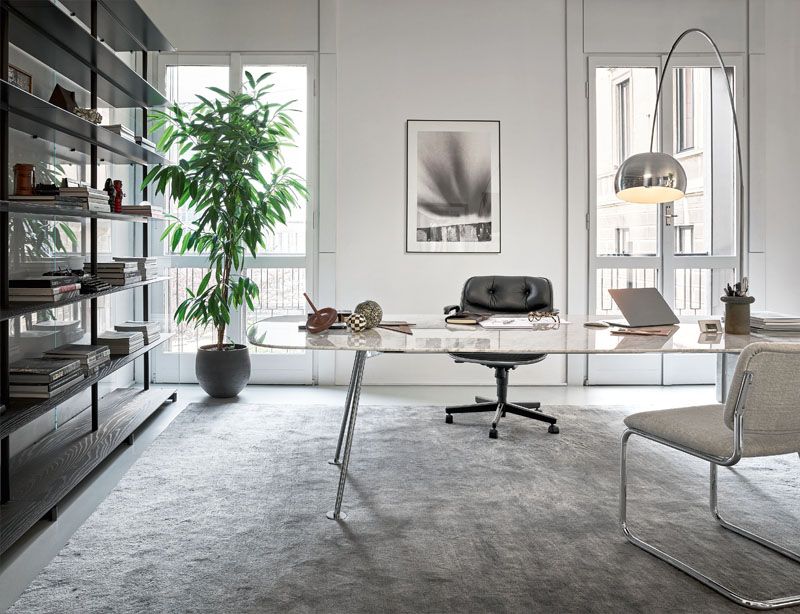 Büro mit Pollock Executive Drehstuhl von Knoll International, schwarzes Leder, ergonomisch und modern.