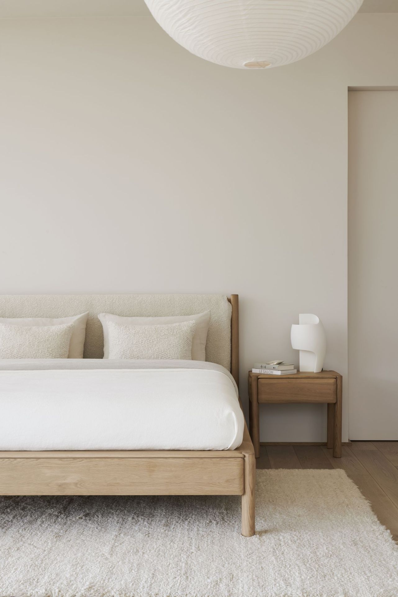 PI-bed met hoofdeinde + bekleding van Ethnicraft