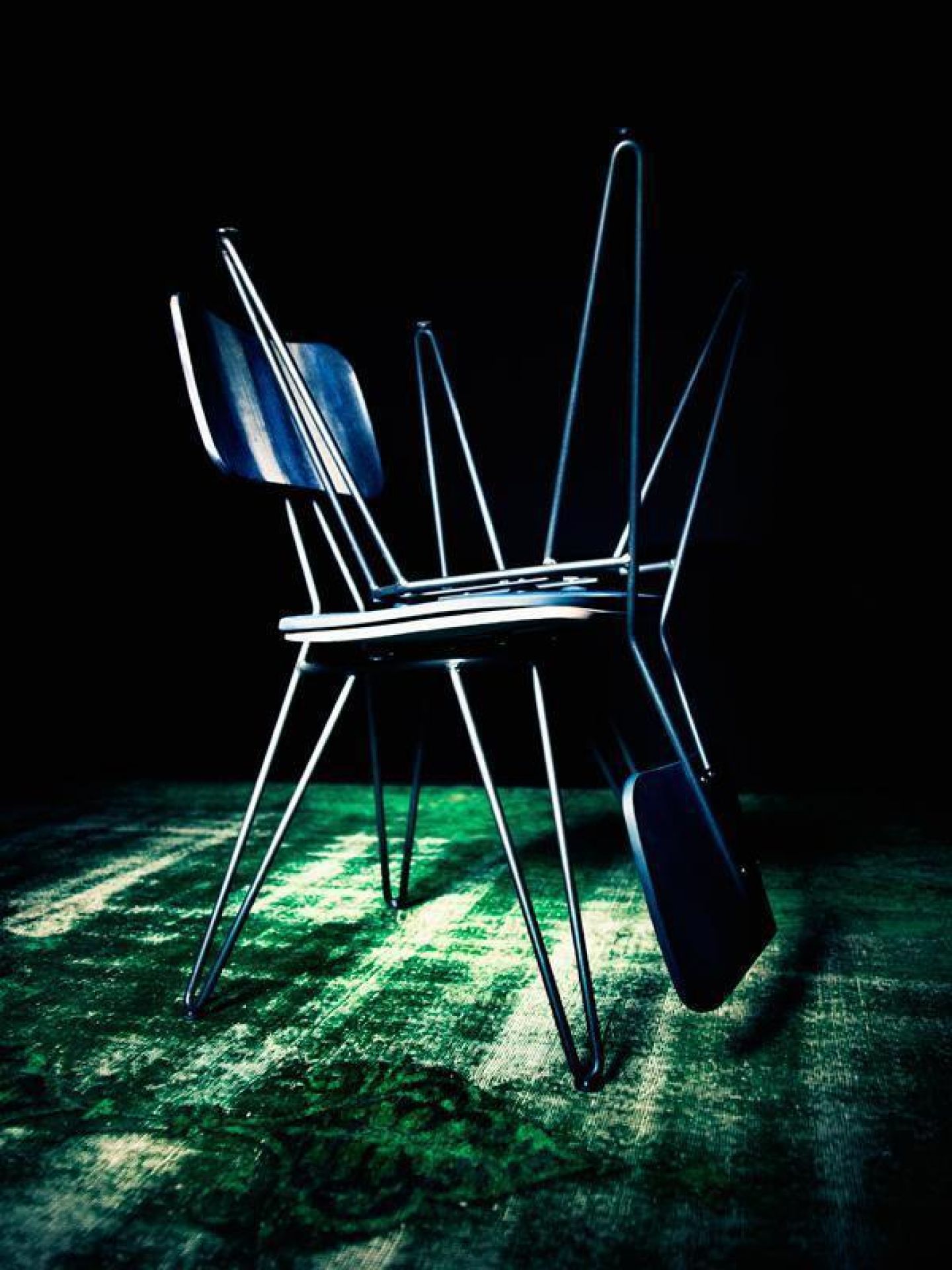 Overdyed Side Chair von Moroso Diesel: Stapelbare Stühle mit Metallgestell und Holz-Sitzfläche, modernes Design.