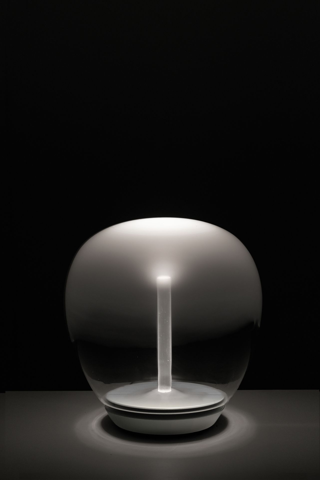 Nahaufnahme der Artemide Empatia Tischleuchte mit sanftem, diffusem Licht. Moderne Wohnraumleuchte.