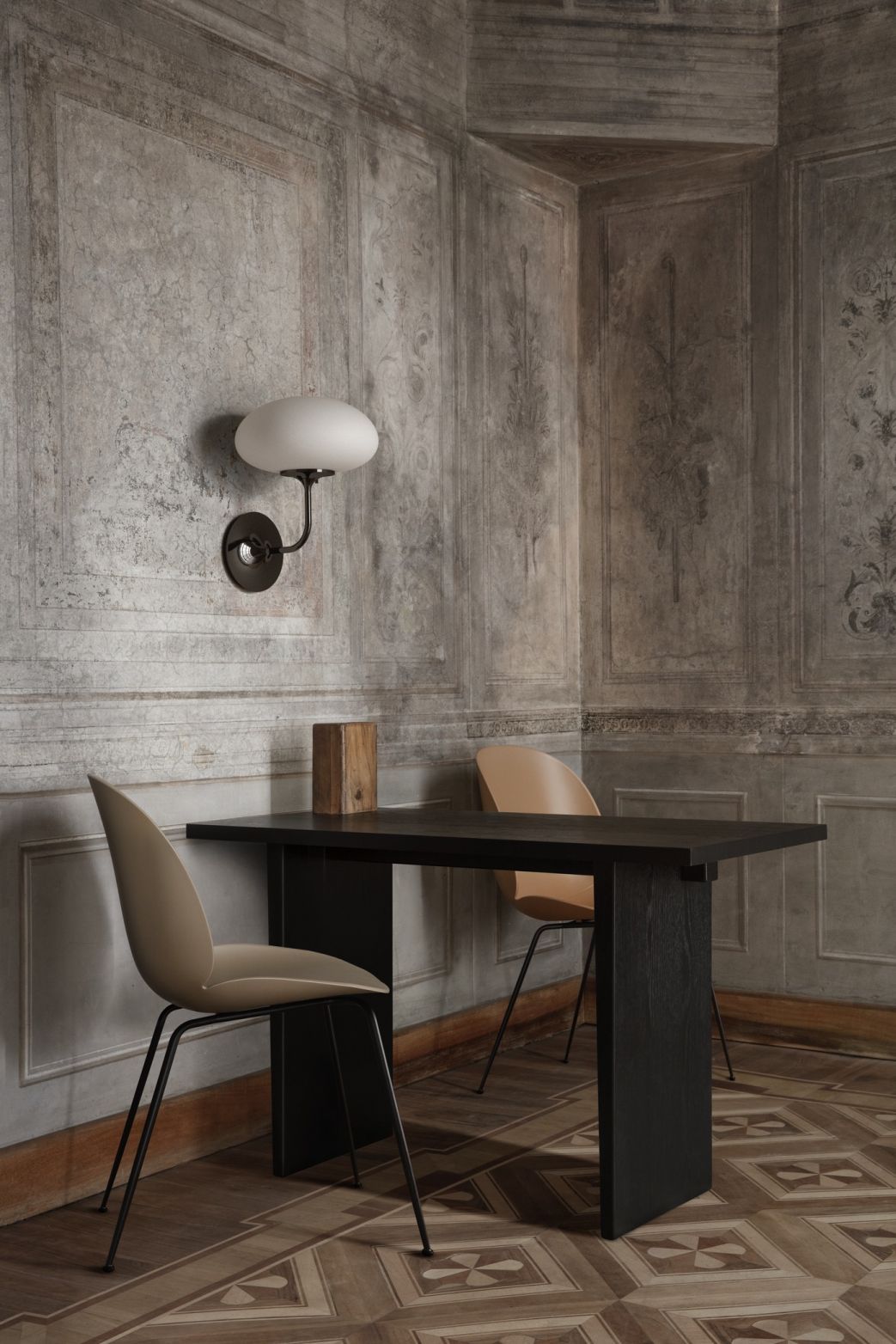 Beetle Chair Esszimmerstuhl in Alabaster White mit konischem Messinggestell von Gubi an Esstisch.