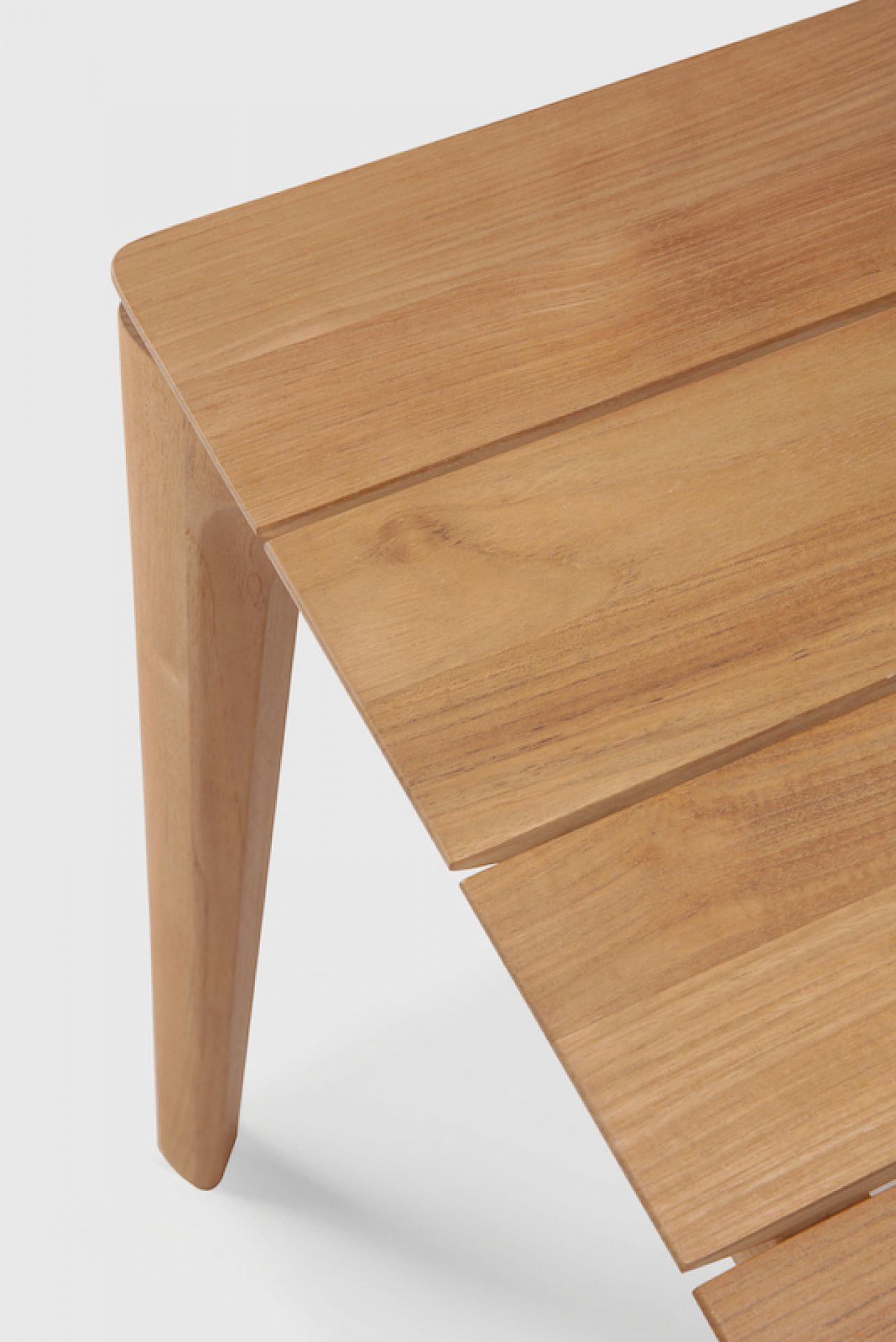 Detailaufnahme des Ethnicraft Bok Esstisches aus Teakholz für den Außenbereich.