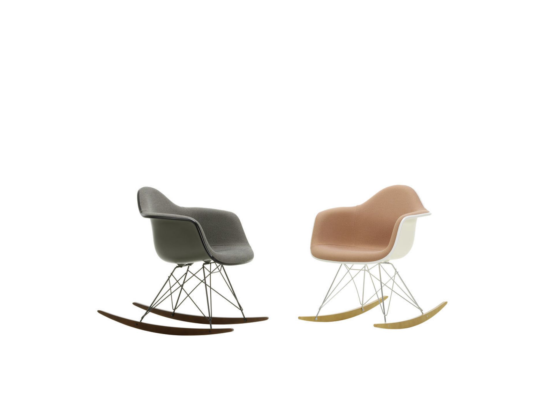 Zwei Eames Plastic Armchair RAR Schaukelstühle von Vitra, vollgepolstert, in Grau und Beige.