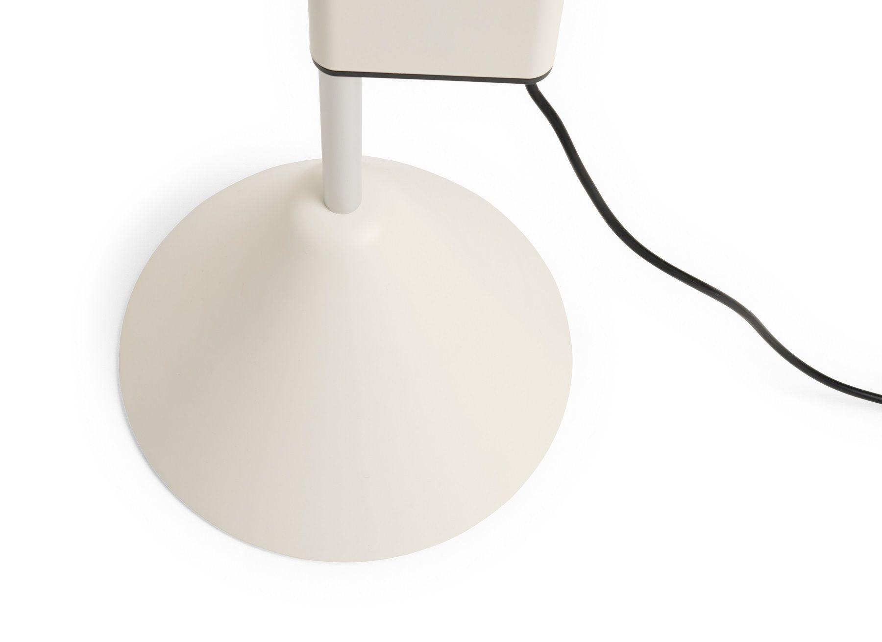 Detailaufnahme des Fußes der Twist Floor Lamp Stehleuchte von Hay in Cremeweiß mit schwarzem Kabel.