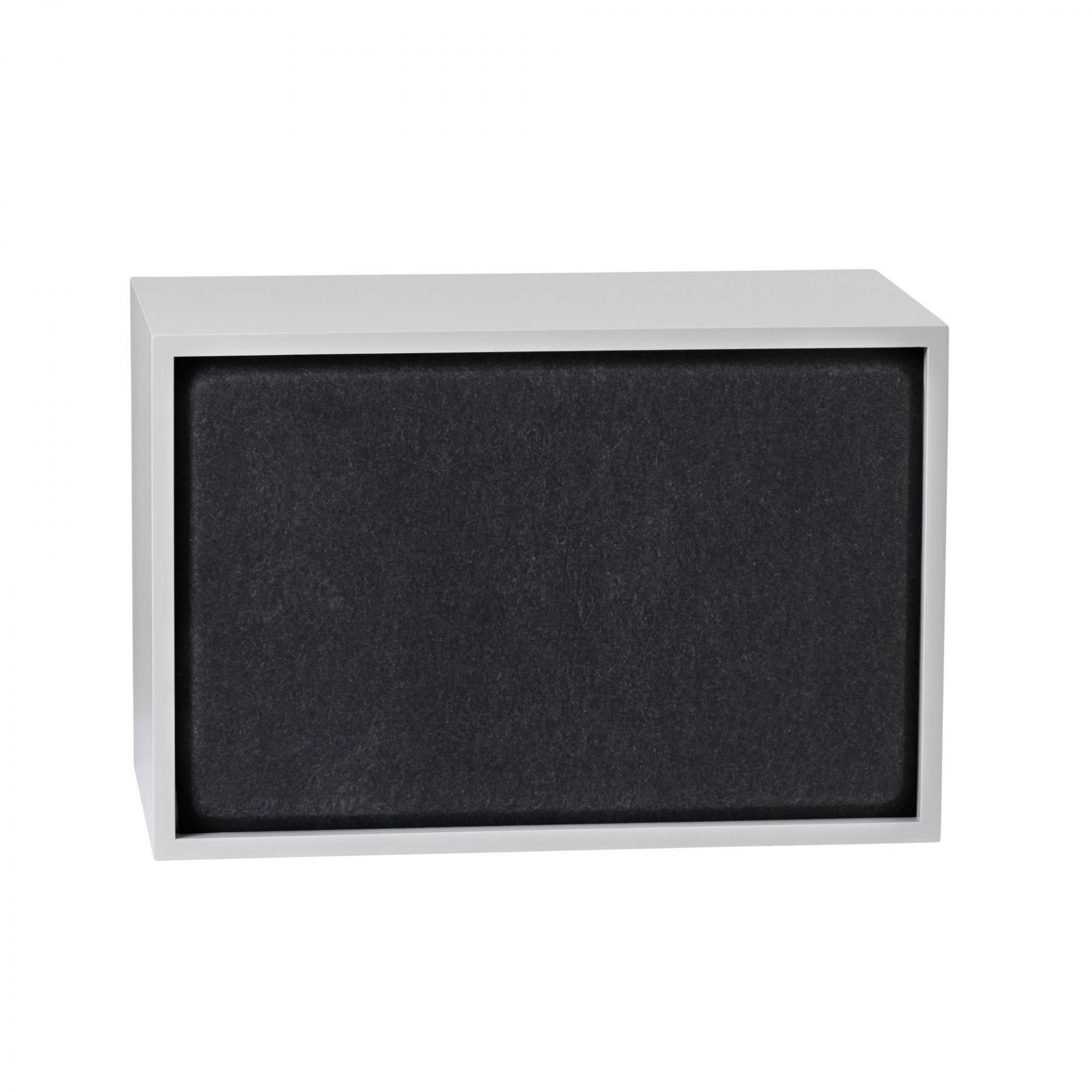 Muuto Stacked Regalsystem: Großes Akustikpaneel in Schwarz melange für bessere Raumakustik.