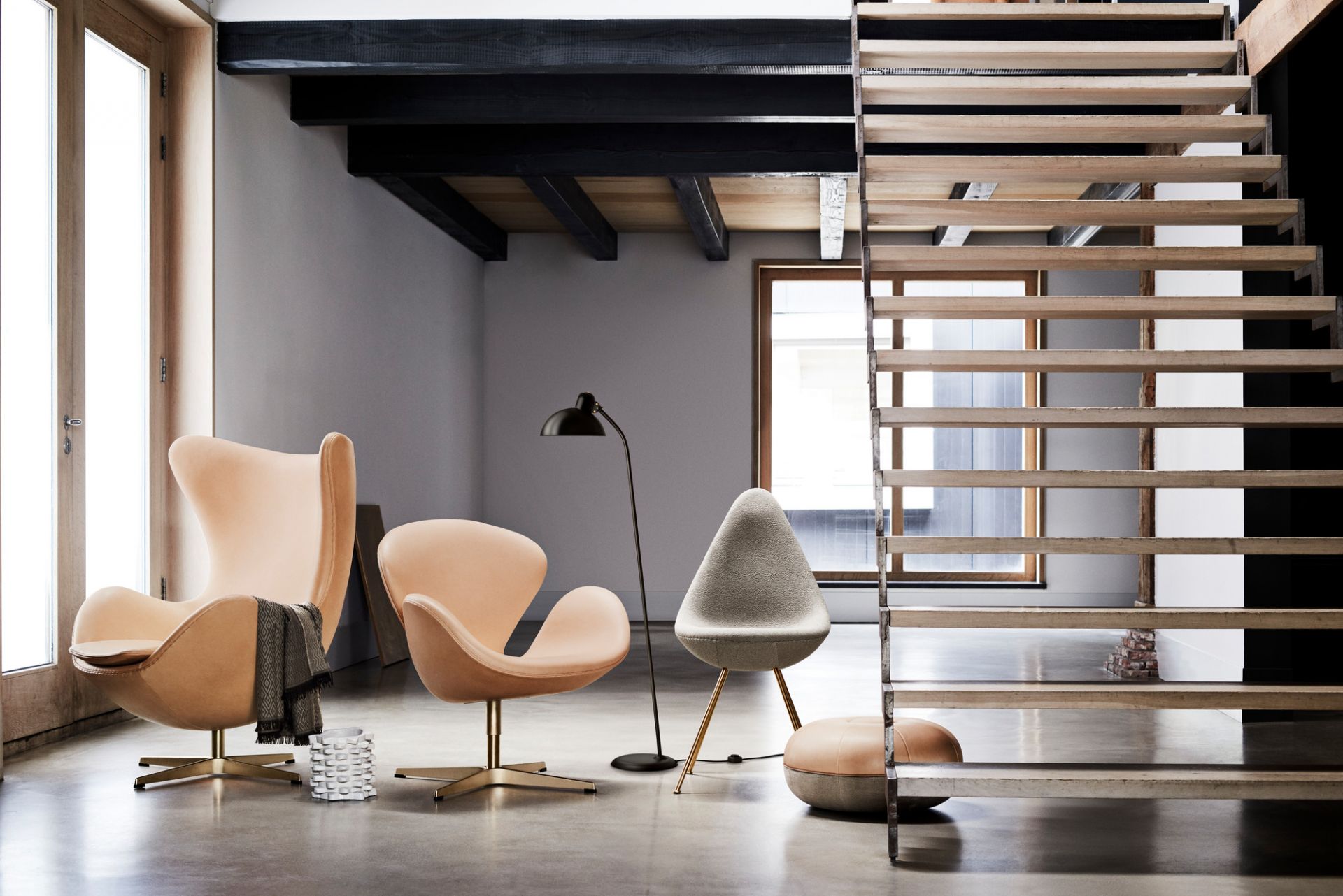 Wohnzimmer mit Sessel-Ensemble und schwarzer 6556 F Stehleuchte KAISER idell von Fritz Hansen.