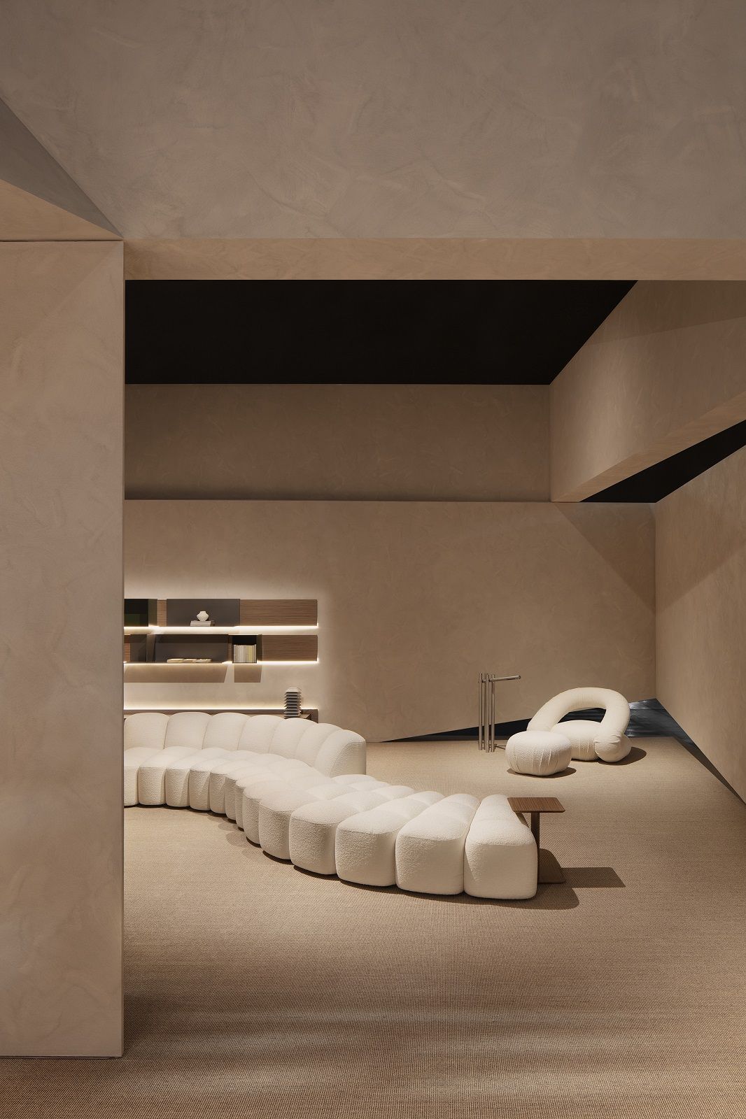 Helles Wohnzimmer mit modularem Array Sofa System von MDF Italia und Designermöbeln.