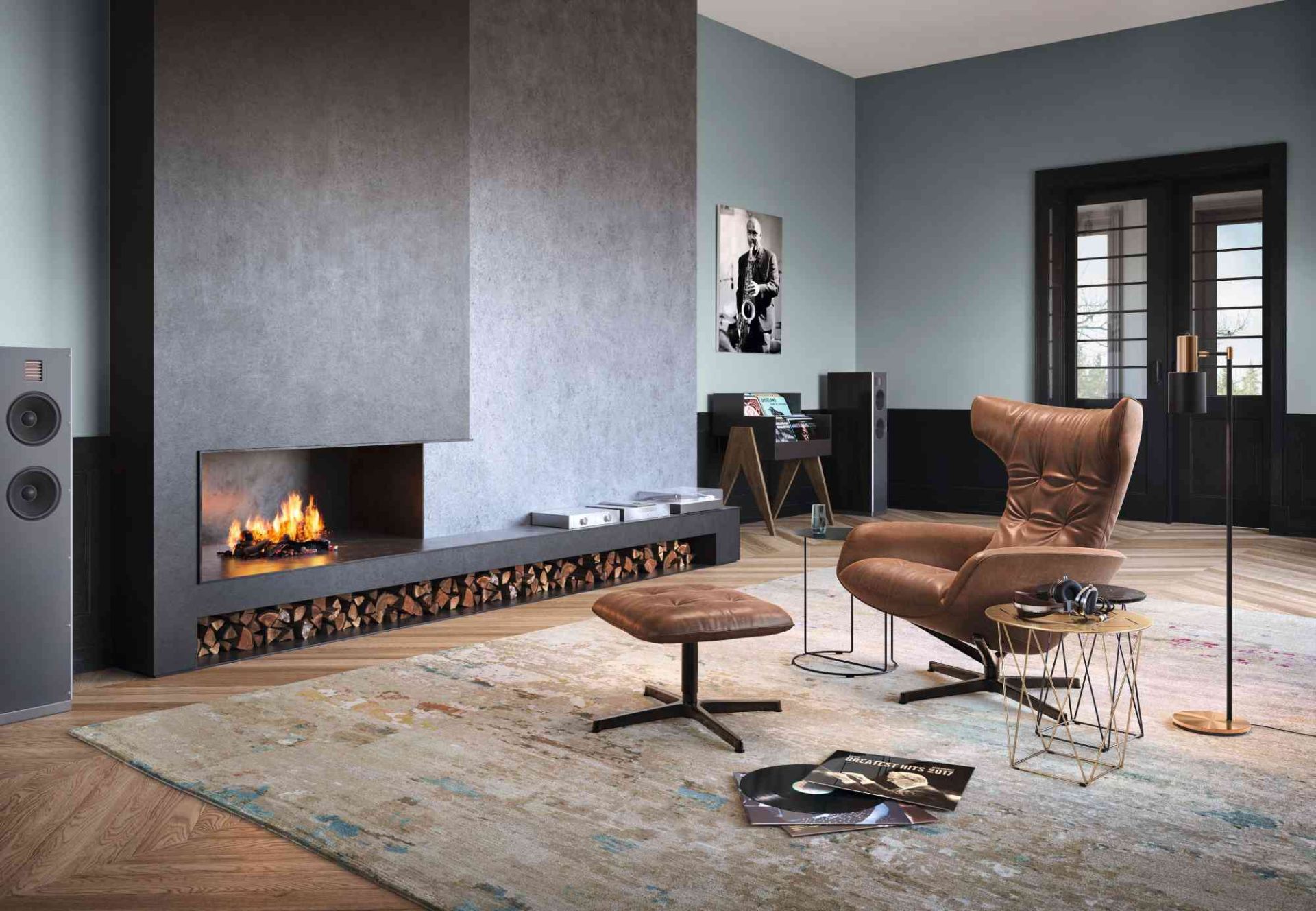 Moderner Wohnraum mit braunem Ledersessel und Onsa Stool Hocker von Walter Knoll vor Kamin.