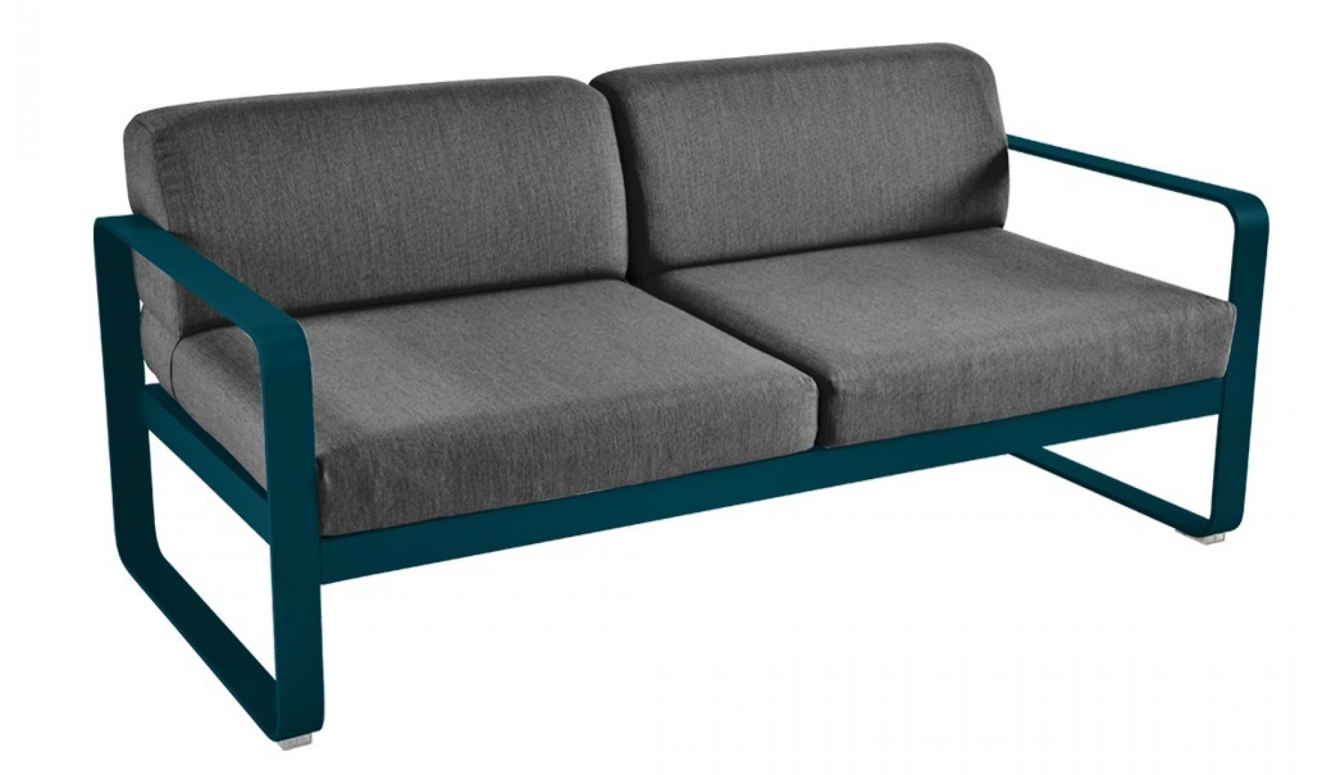 Bellevie Sofa: Modernes 2-Sitzer Outdoor Sofa von Fermob mit grauem Bezug und blauem Gestell.