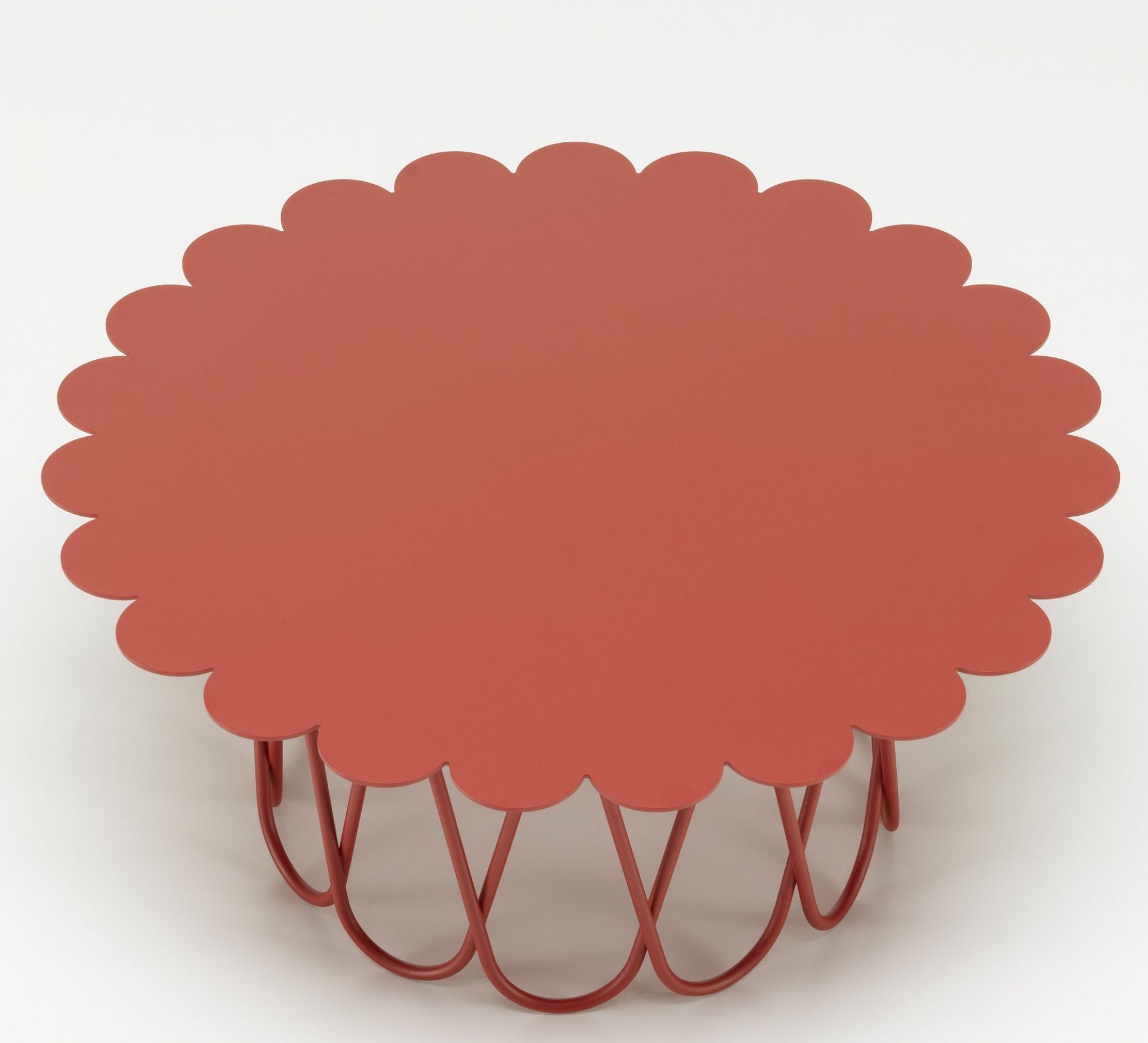 Roter Flower Table von Vitra: Moderner Beistelltisch mit blütenförmiger Tischplatte und filigranem Metallgestell.