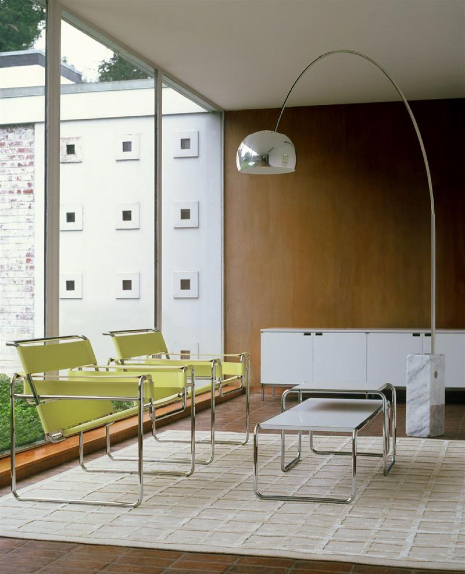Lichtdurchfluteter Raum mit zwei Sesseln und einem Laccio Couchtisch von Knoll International.