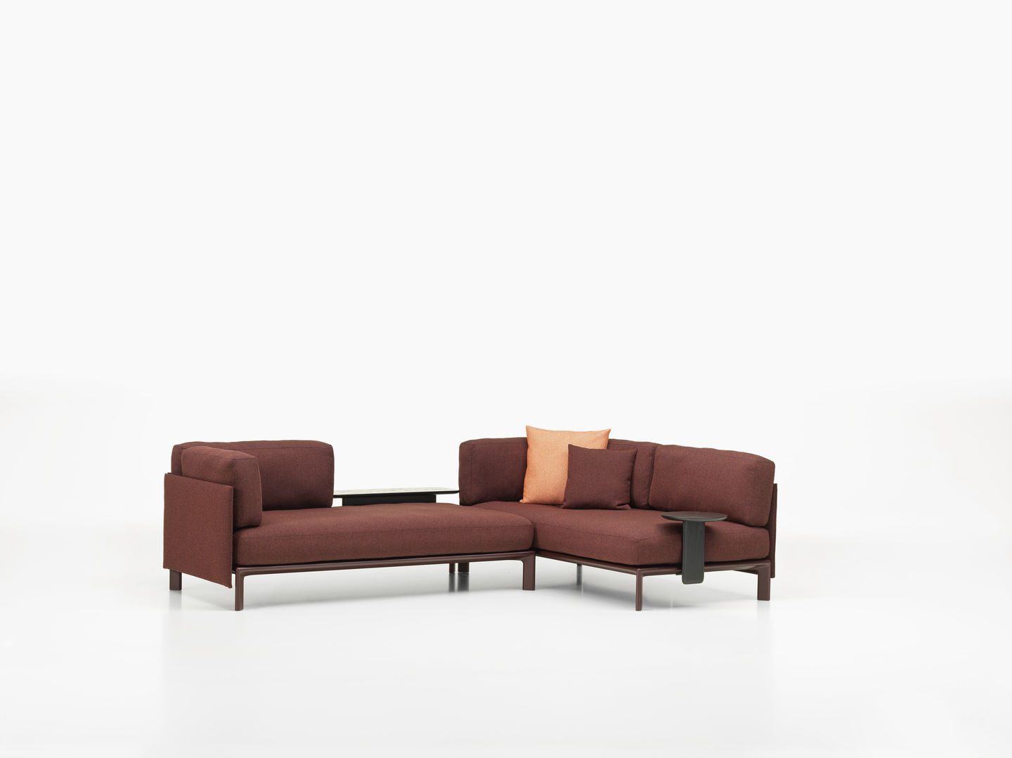 Vitra Anagram Panel 90 cm Sofa, braunes Ecksofa mit Beistelltischen und Kissen auf weißem Hintergrund.
