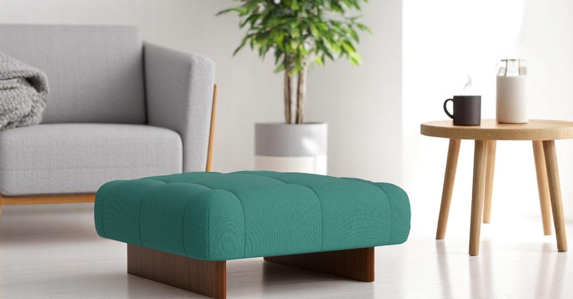 Quilton Ottoman Hocker von Hay in Türkis mit Knopfheftung und Holzfuß im modernen Wohnzimmer.