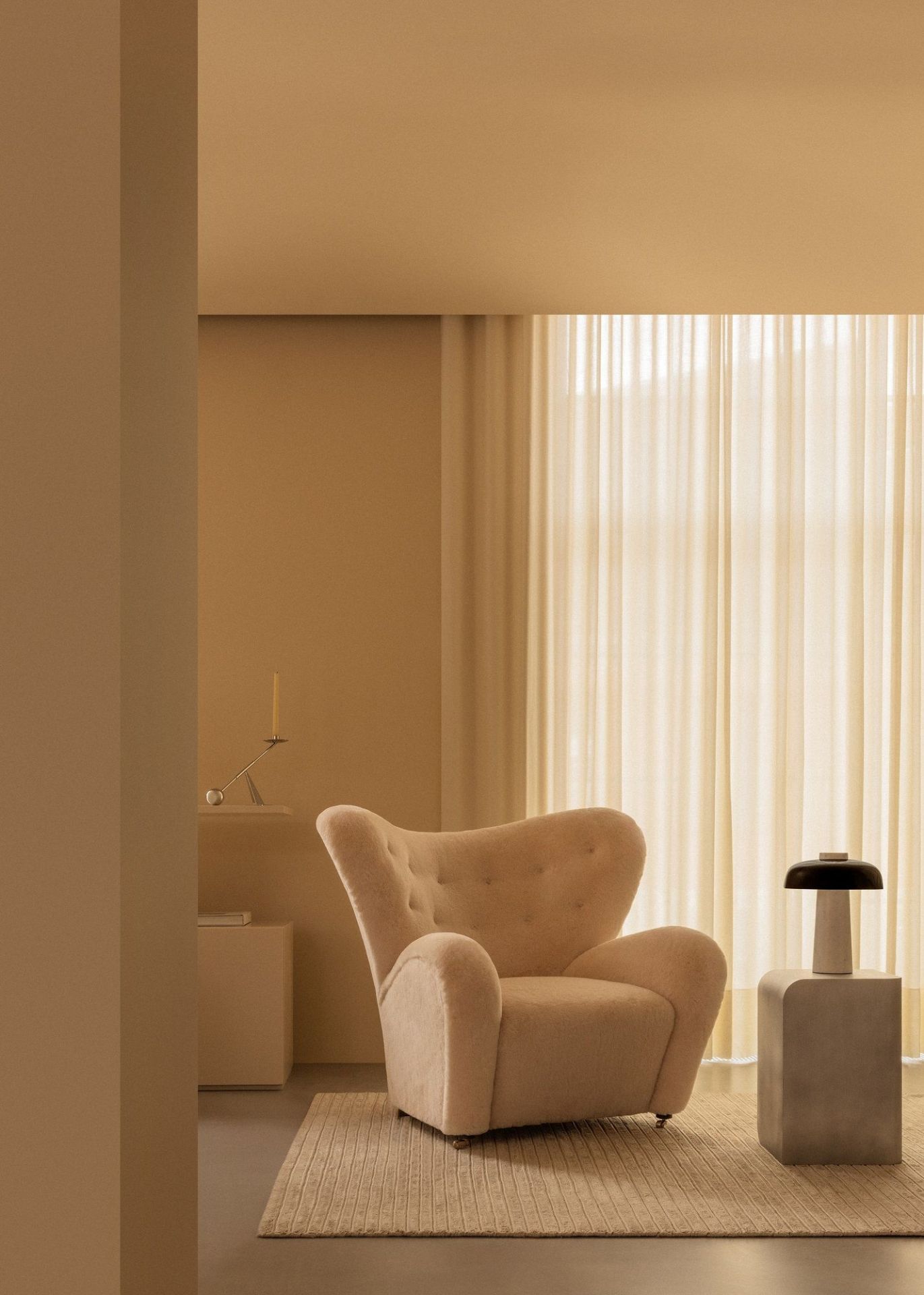 Beige Inneneinrichtung mit Sessel und Audo Copenhagen Volume Side Table Beistelltisch als Nachttisch mit Lampe.