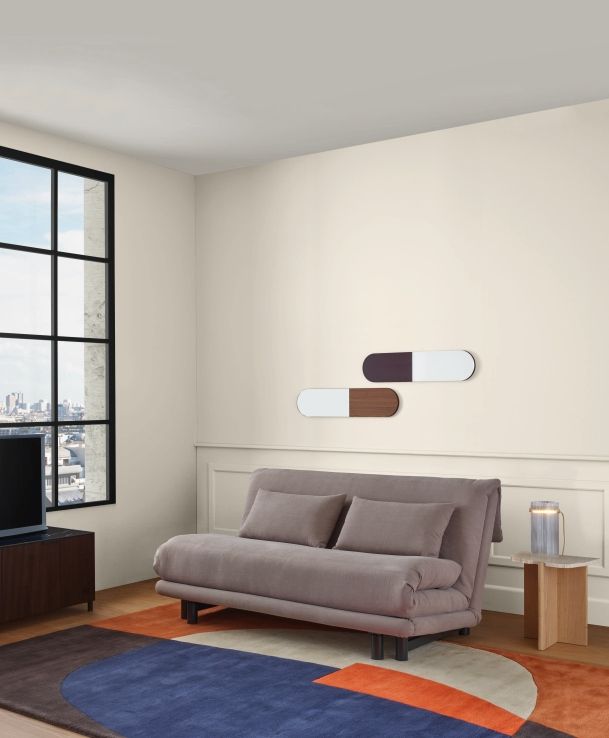 Multy Schlafsofa Safran von ligne roset, ein 3-Sitzer Sofa mit Keilkissen im Wohnzimmer.