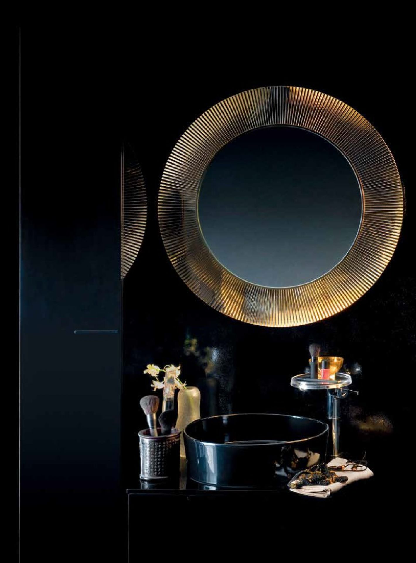 Runder All Saints Spiegel von Kartell mit goldenem Rahmen in einem eleganten Badezimmer.