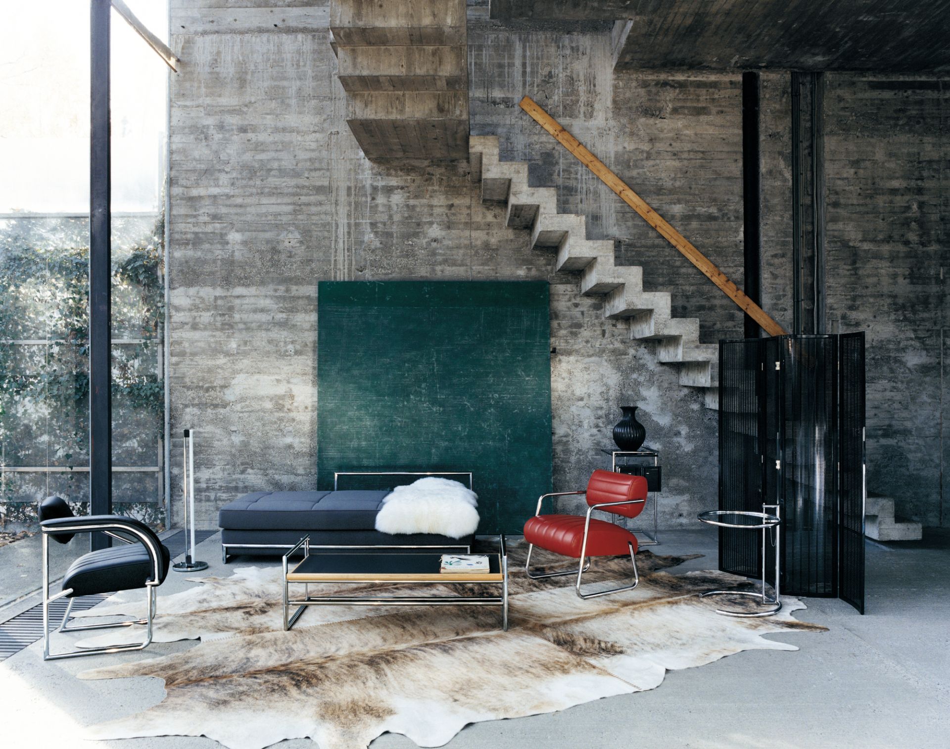 ClassiCon E1027 Beistelltisch, höhenverstellbar, mit schwarzer Kristallglasplatte, modernes Designmöbel für Wohnzimmer und Büro.