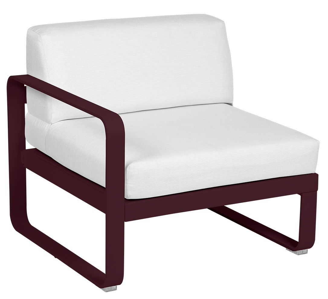 Bellevie 1-Sitzer Modul Outdoor Sofa von Fermob, links, mit weißem Kissen und bordeauxfarbenem Gestell.