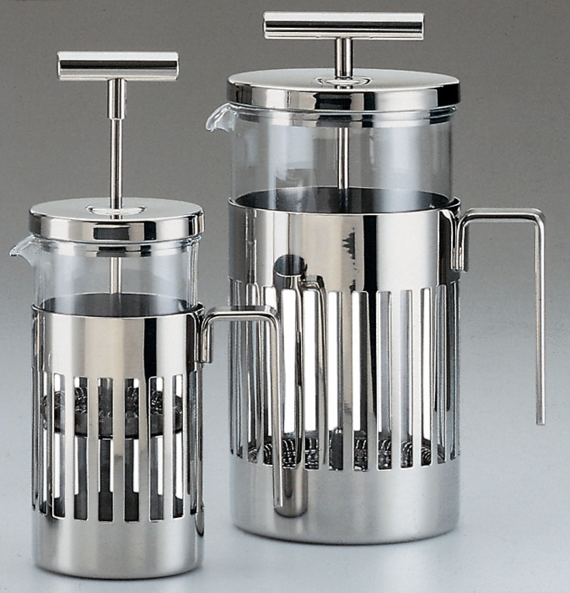 Zwei Alessi Espressokocher Pressfilterkannen aus Edelstahl und Glas, unterschiedliche Größen, für die Kaffeezubereitung.