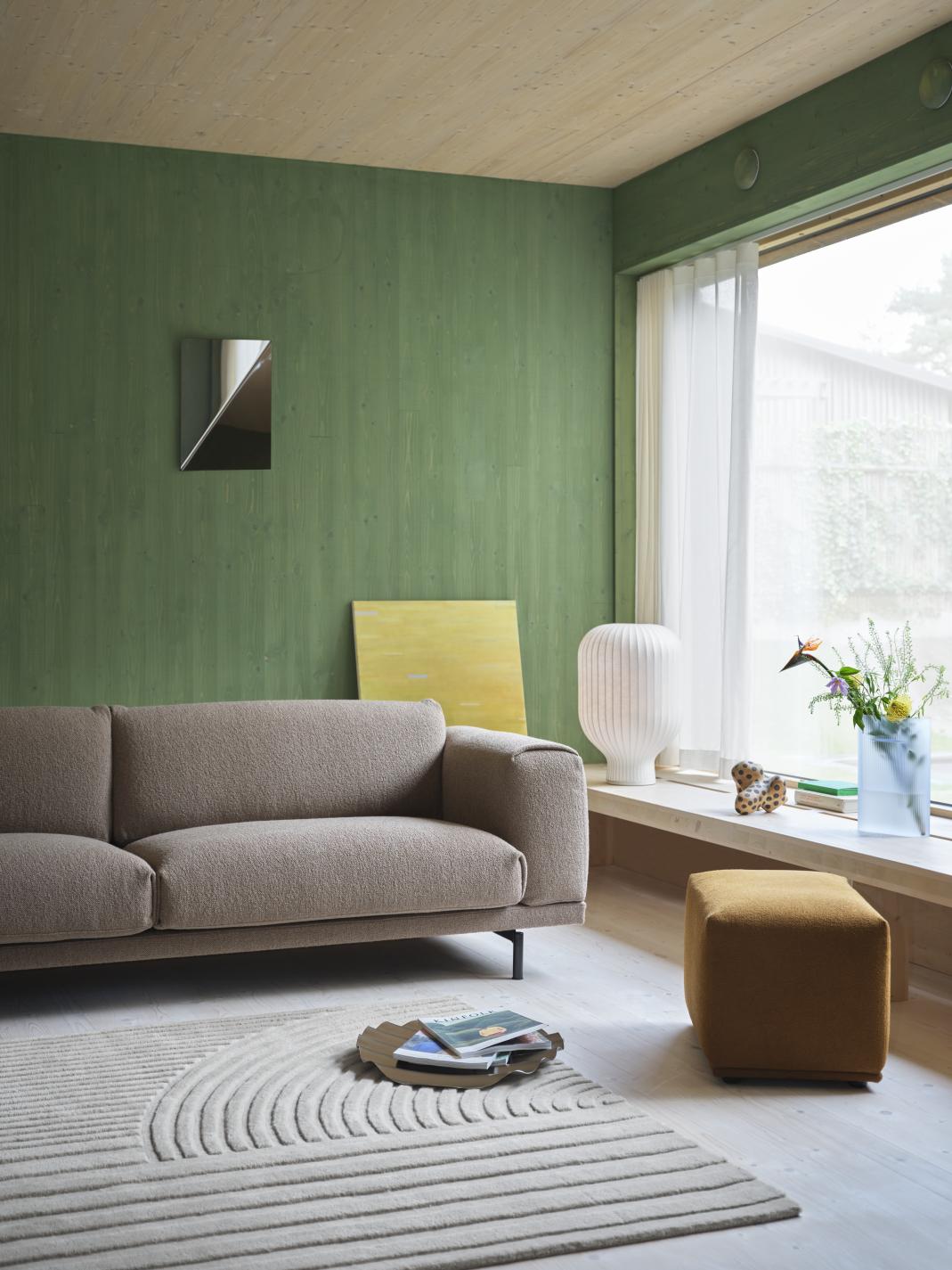 Muuto Rest Sofa 2-Sitzer in Beige, kombiniert mit Teppich, Hocker und Dekoration in modernem Wohnzimmer.