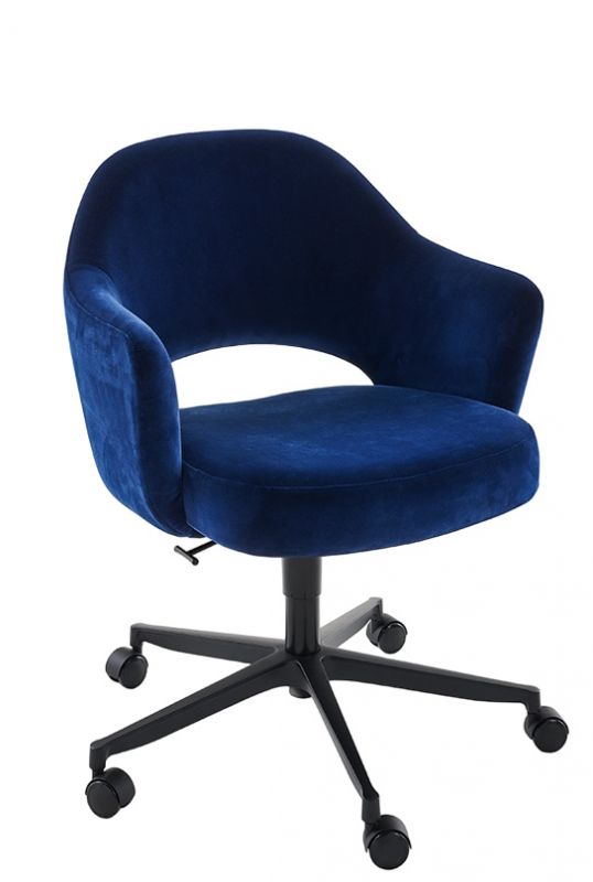 Blauer Saarinen Relax Konferenzstuhl mit Armlehne und schwarzem 5-Stern Drehfuß auf Rollen.